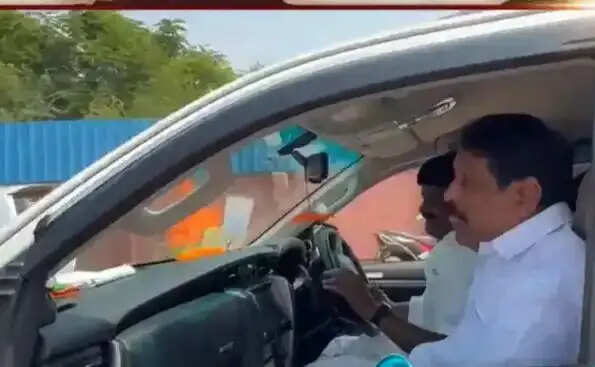 நயினார் நாகேந்திரன் விஜயபாஸ்கர்!