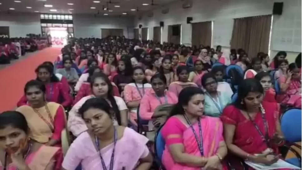 எஸ் ஆர் எம் கல்லூரி மாணவிகள்