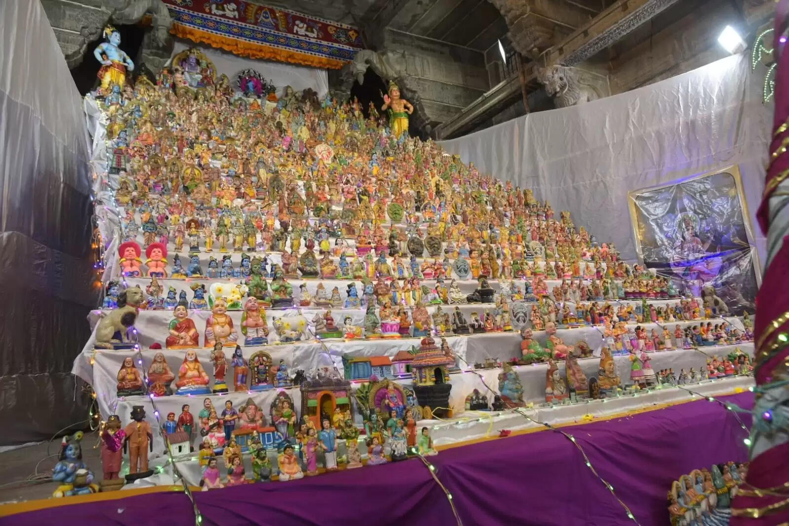 சிதம்பரம் நடராஜர் கோயிலில் பிரம்மாண்ட கொலு