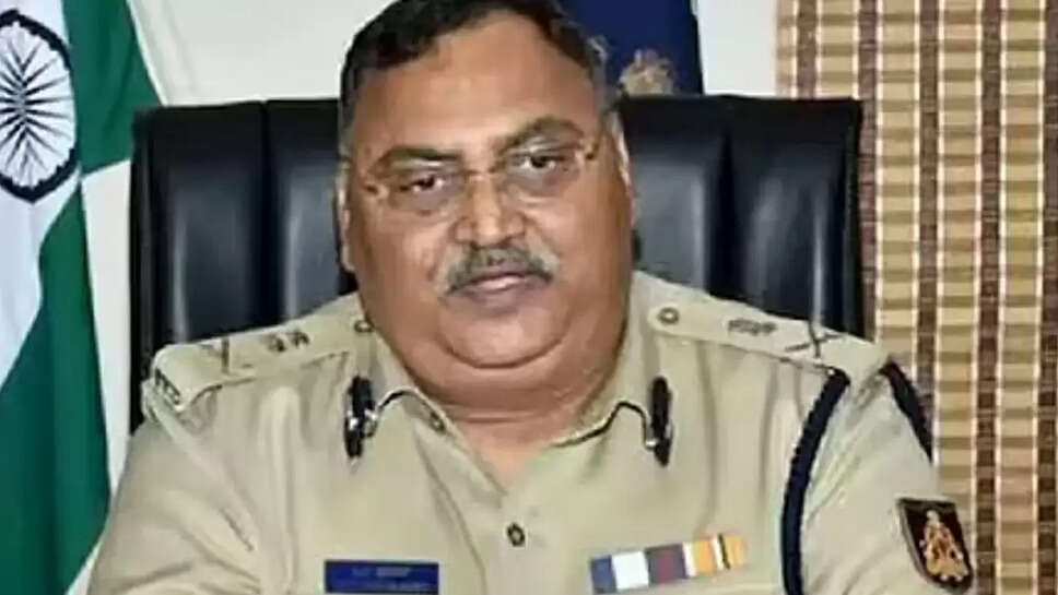 முன்னாள் டிஜிபியை கட்டிவைத்து மிளகாய்ப் பொடி தூவி கண்ணாடி பாட்டிலால் குத்திக் கொலை.... மகன் பரபரப்பு வாக்குமூலம்!