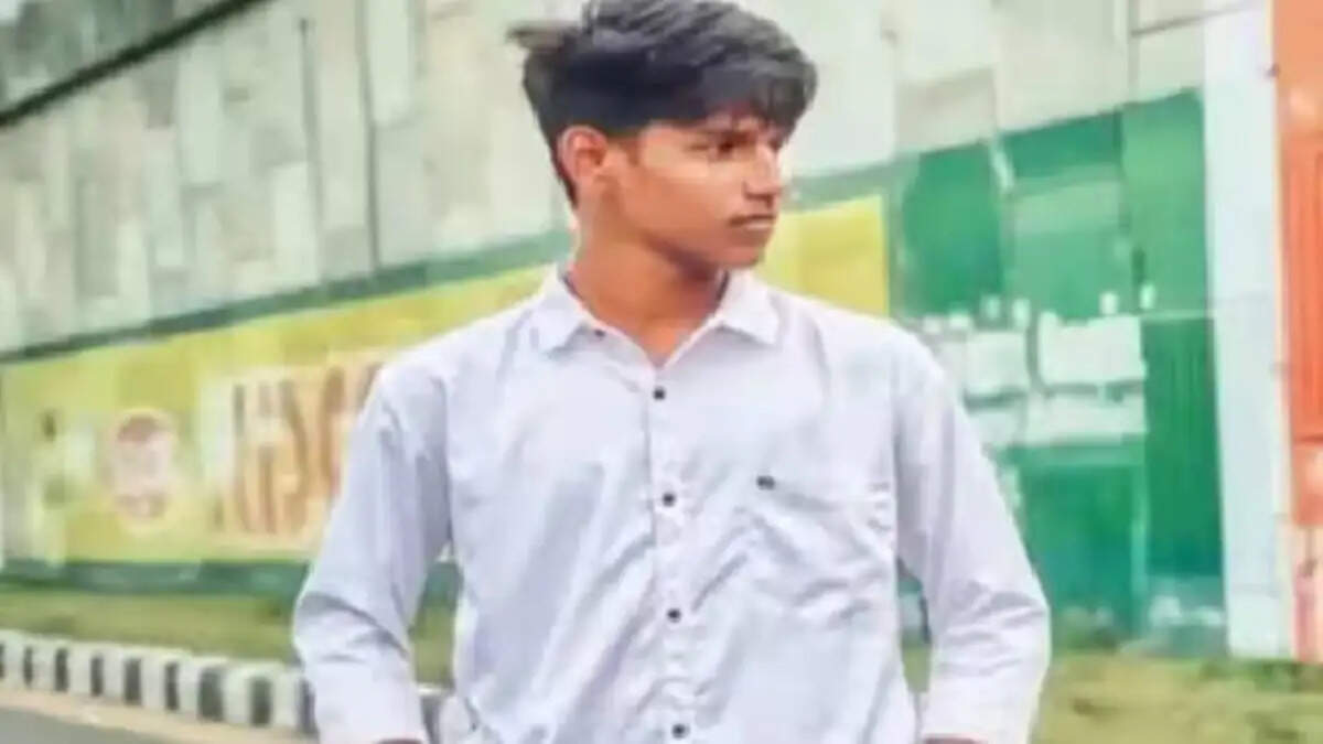 கல்லூரி மாணவன் சாலை தடுப்பில் மோதி பலி