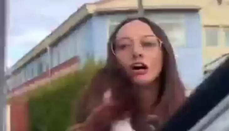 அதிர்ச்சி வீடியோ... &nbsp;கைக்குழந்தையுடன் காரில் இருந்த தாயை ஆவேசமாக தாக்கிய பெண்! &nbsp;