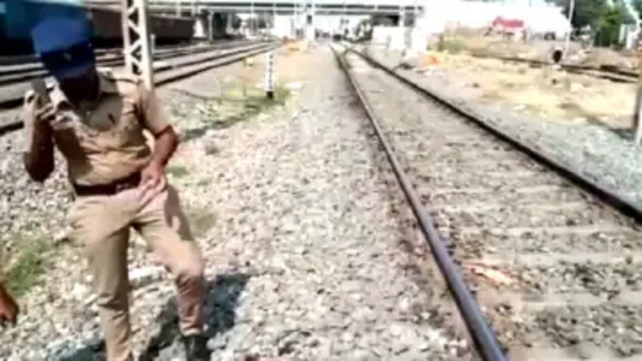 லவ் யூ அம்மா! வாழப் பிடிக்கலை! ரயில் முன் பாய்ந்த பள்ளி மாணவன்!