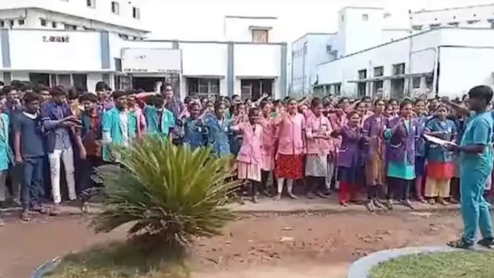 கல்லூரி மாணவர்கள் போராட்டம்