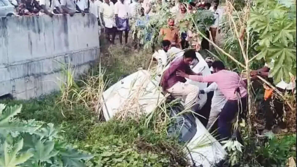 ஓடையில் கார்