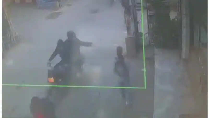 மாணவி மீது ஆசிட் வீச்சு