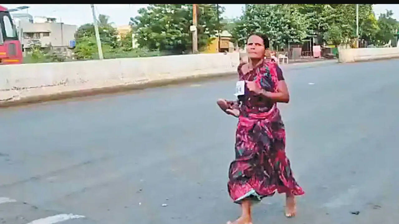 மகளின் கல்விச் செலவுக்காக வெறும் காலில் ஓடி மாரத்தானில் முதலிடம் பிடித்த தாய்