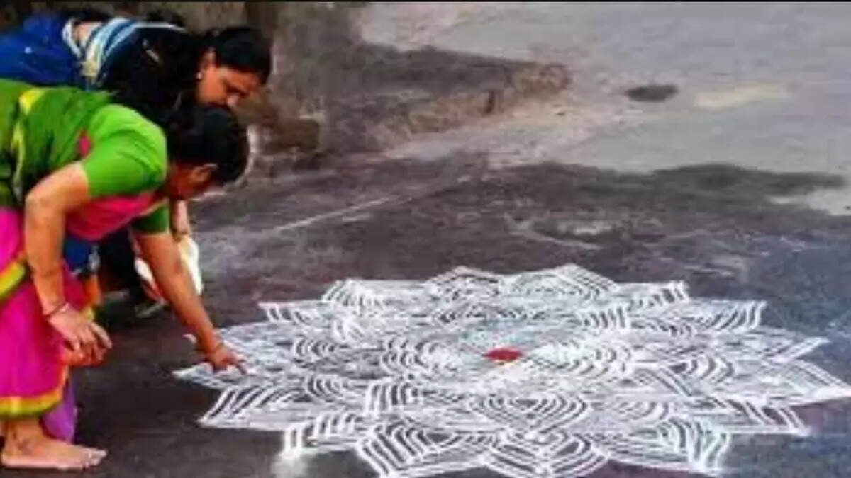 மார்கழி கோலம் அதிகாலை வாசல் பூசணிப்பூ