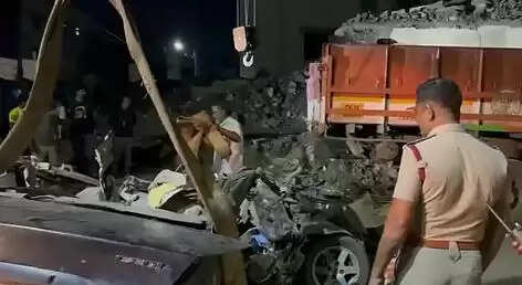 **தலைப்பு:** கோவையில் ஜி.டி. நாயுடு மேம்பாலத்தில் லாரி மீது கார் மோதி விபத்து: 3 பேர் உயிரிழப்பு