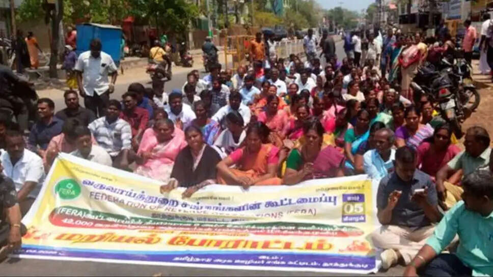 வருவாய் துறையினர் சாலை மறியல் போராட்டம்