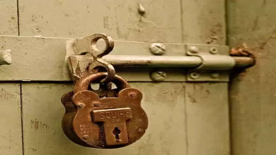 பூட்டிய வீடு