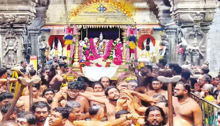 திருச்செந்தூர் கந்தசஷ்டி தங்க சப்பரத்தில் ஜெயந்திநாதர் வீதி உலா