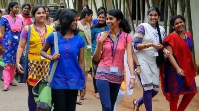 காலேஜ் கல்லூரி மாணவிகள்