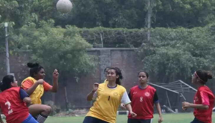 பெண்கள் விளையாட்டு மாணவிகள் மகிழ்ச்சி உற்சாகம் கால்பந்து