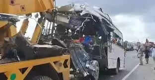 பேருந்து நின்று கொண்டிருந்த டிரக் மீது மோதி 10 பேர் பலி, 35 பேர் படுகாயம்!