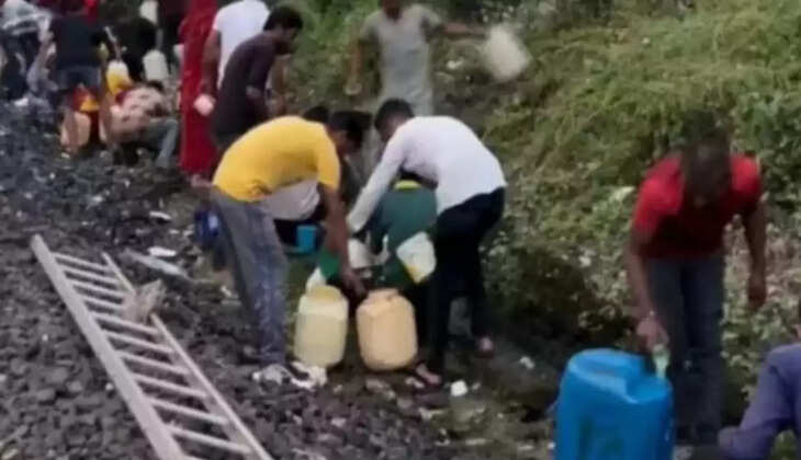 வைரல் வீடியோ... ஆளுக்கு ஒரு கேன் ... தடம் புரண்ட சரக்கு ரயிலில் டீசலை ஆட்டைய போட்ட பொதுமக்கள்!