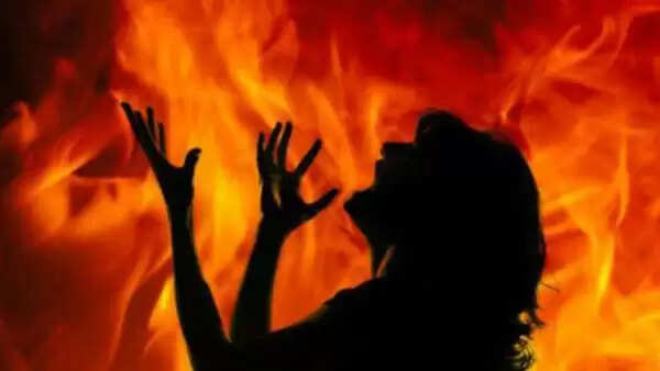 மனைவியை தீயிட்டு கொளுத்திய கொடூர கணவன்