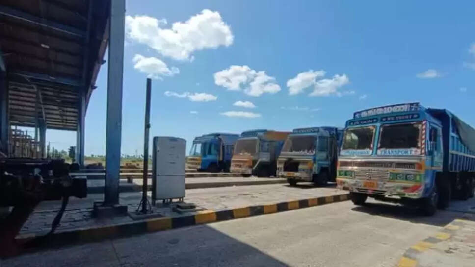 உயர்நீதிமன்ற தடையை மீறி கட்டணம் வசூல்.. டோல்கேட்டில் லாரிகள் முற்றுகை!
