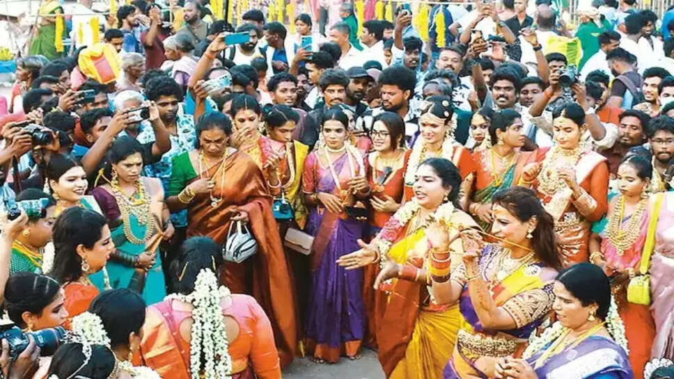 கூத்தாண்டவர் கோவிலில் விடிய, விடிய திருநங்கைகள் உற்சாக நடனம்!