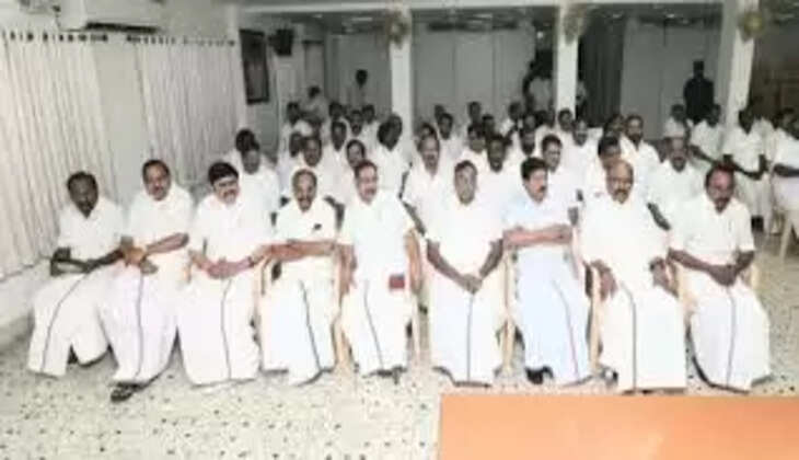 அதிமுக மாவட்ட செயலாளர்கள் கூட்டம்