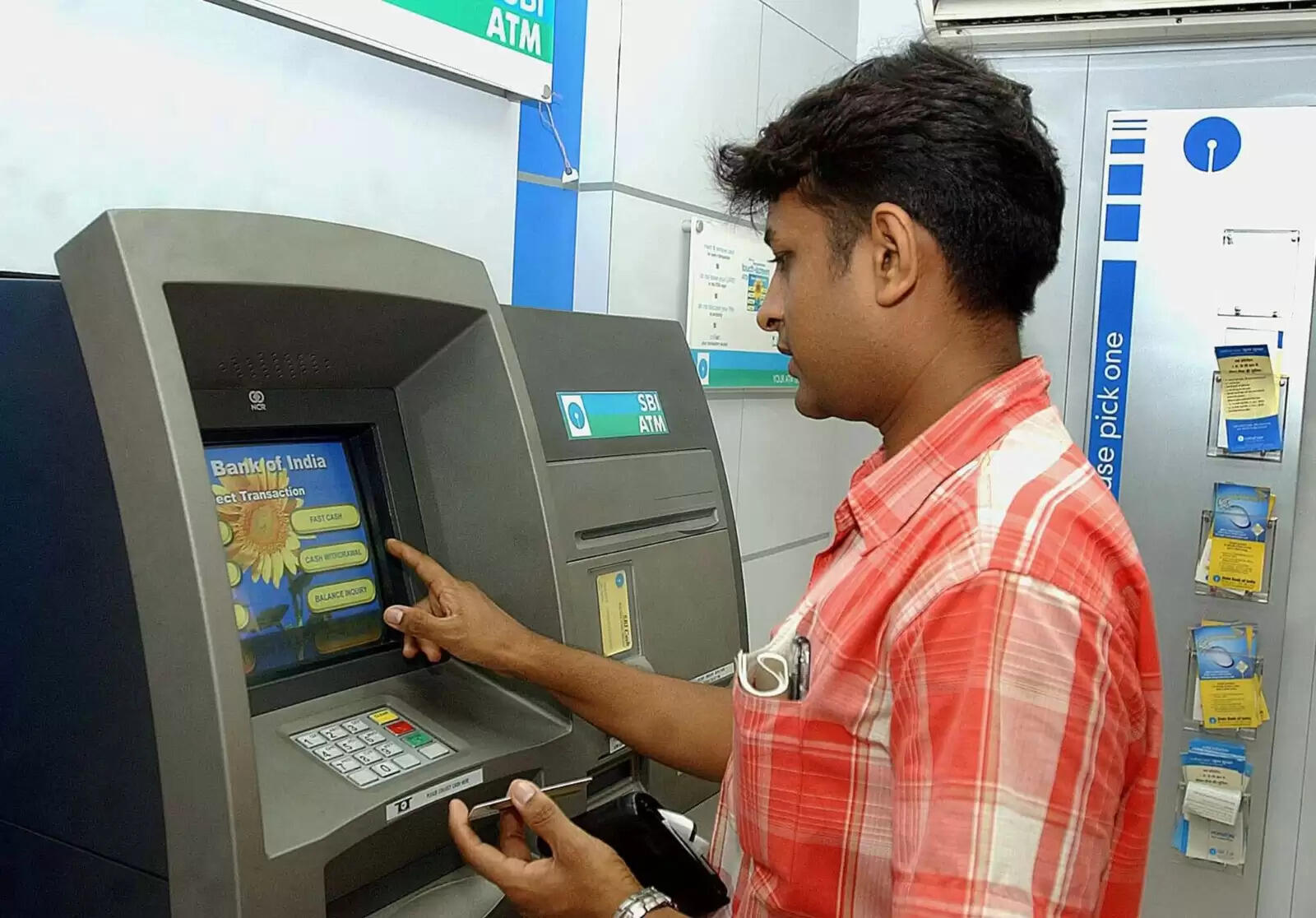 இந்தியா முழுவதும் அனைத்து வங்கி ATM-களிலும் ரூ.100, ரூ.200 நோட்டுகளை கட்டாயம் வைக்க உத்தரவு... ஆர்பிஐ அதிரடி!