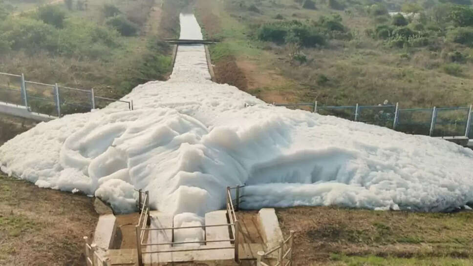 நுரை பொங்க வரும் தண்ணீர்
