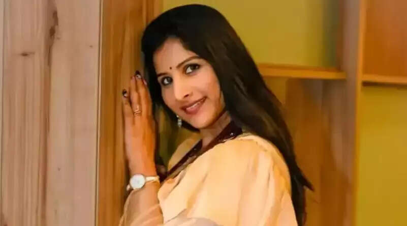 பாடகி மங்லி