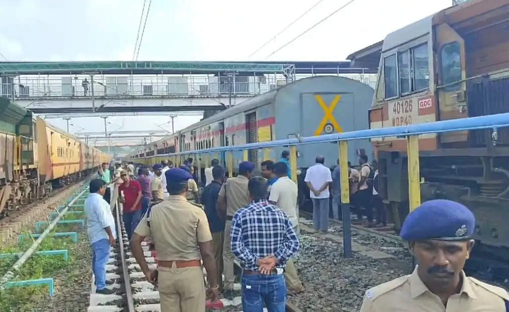 தீபாவளியன்று மதுரையில் தடம் புரண்ட ரயில்.... ஊழியர்களின் கவனக்குறைவே காரணம்?! விசாரணையில் அதிர்ச்சி!