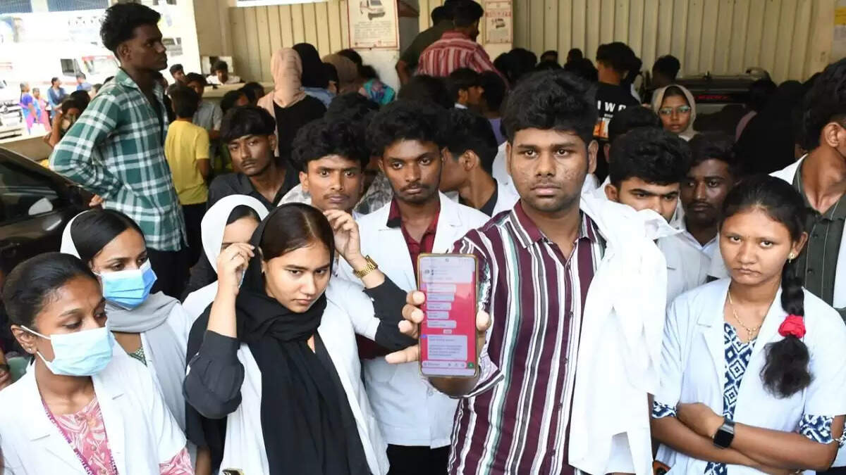 அதிர்ச்சி... மருத்துவமனையின் மாடியிலிருந்து குதித்து கல்லூரி மாணவி தற்கொலை!