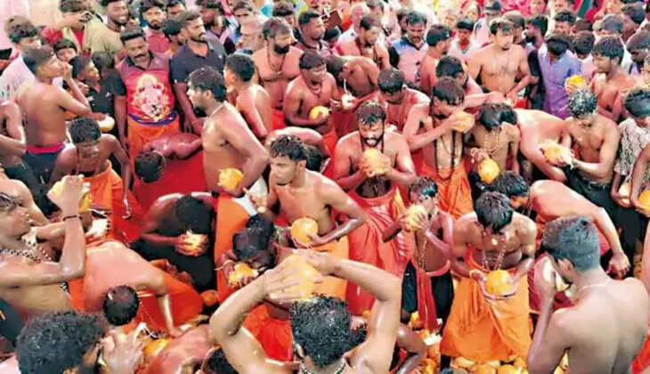 திருச்செந்தூரில் இளநீரை பற்களால் உரித்து, &nbsp;தலையில் உடைத்து பக்தர்கள் விநோத வழிபாடு!