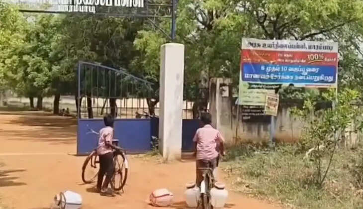 2 கிமீ சைக்கிளில் சென்று தண்ணீர் எடுத்து வந்த மாணவர்கள்