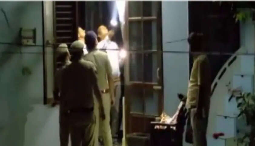 வீட்டு படுக்கையறையில் திடீர் வெடிவிபத்து... ஒரே குடும்பத்தைச் சேர்ந்த 4 பேர் பலி, ஒருவர் படுகாயம்!