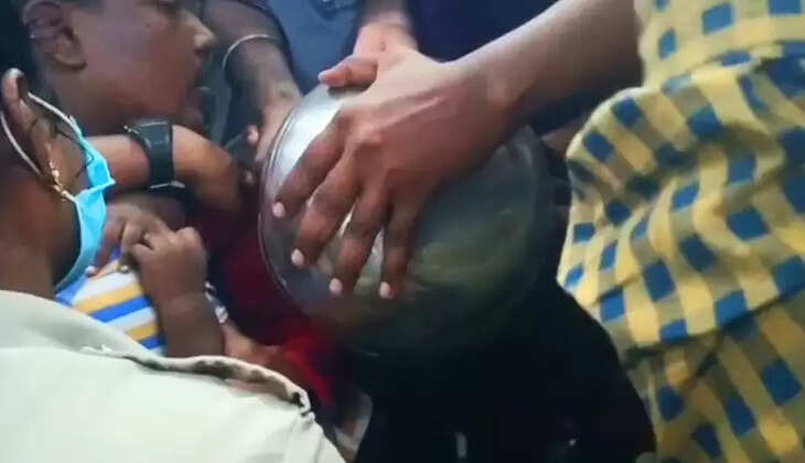 சில்வர்  பாத்திரத்தில்  தலை  மாட்டிய  குழந்தை