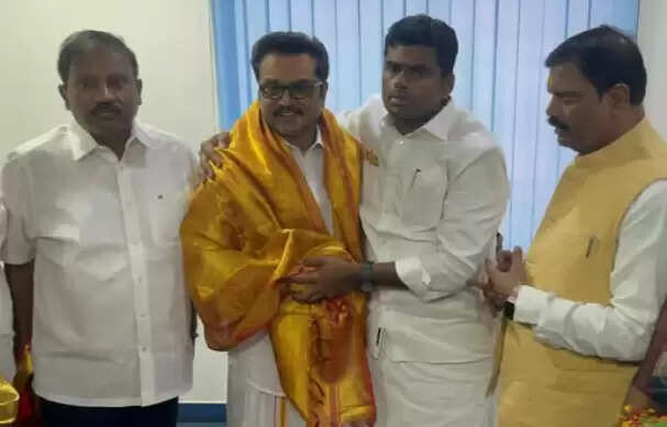 கட்சியைக் கலைத்து விட்டு பாஜகவில் இணைந்தார் சரத்குமார்!