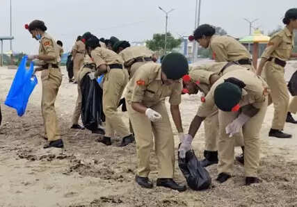 என்சிசி மாணவிகள் கடற்கரை