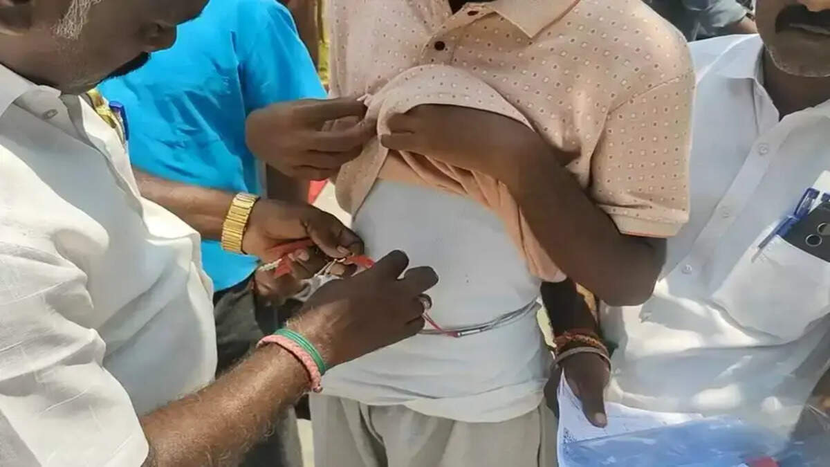  வெள்ளி அரைஞாண் அணிந்திருந்த மாணவர்