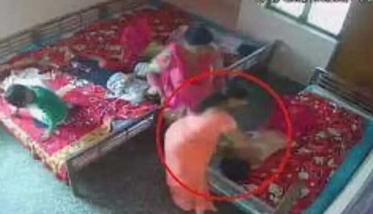 தாக்கப்படும் சிறுமி