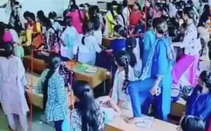 கல்லூரி மாணவிகள்