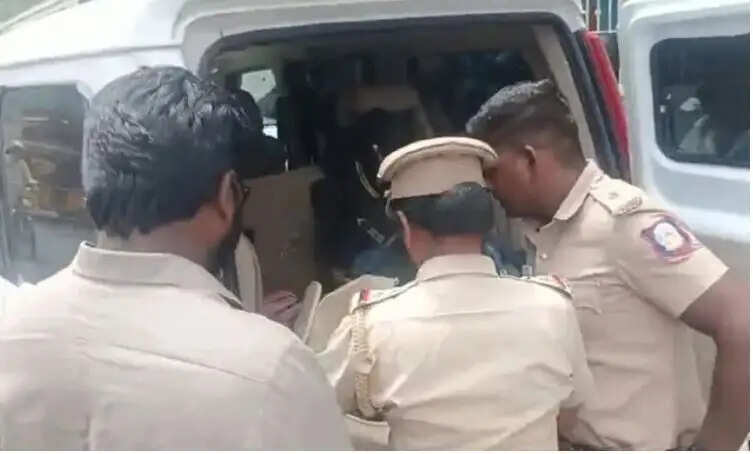 தேர்தல் சோதனை பறிமுதல் போலீசார்