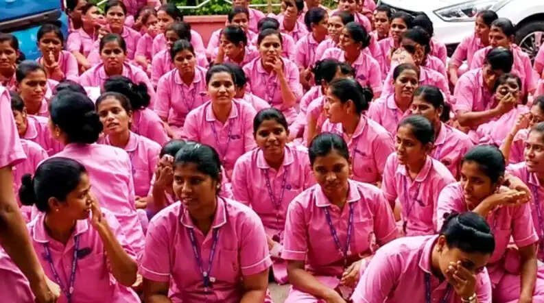 திருச்சி நர்சிங் மாணவிகள் மாணவி போராட்டம்
