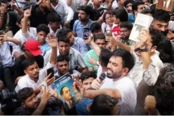 டெல்லி நீட் கரப்பான்பூச்சி