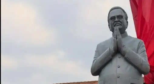 எஸ்.பி.பி. சிலை