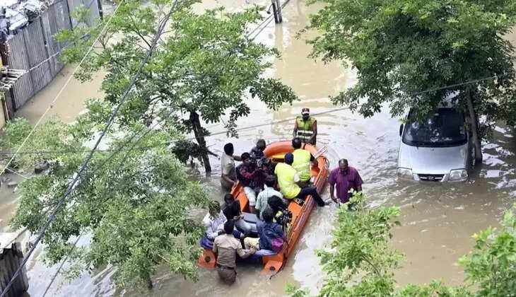 கனமழையால் பெங்களூரு சாலைகள், குடியிருப்புகளில் வெள்ளம்... படகுகள் மூலம் மக்கள் மீட்பு!