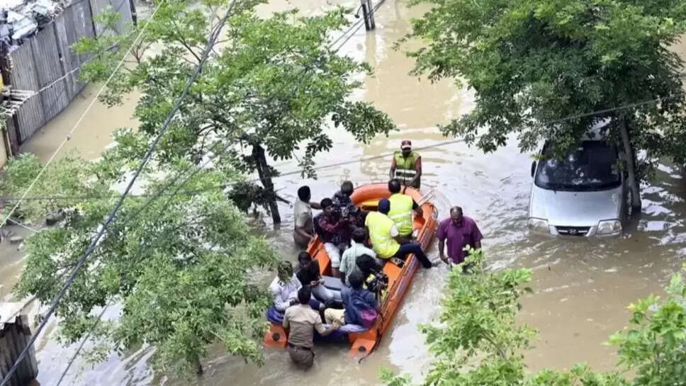 கனமழையால் பெங்களூரு சாலைகள், குடியிருப்புகளில் வெள்ளம்... படகுகள் மூலம் மக்கள் மீட்பு!