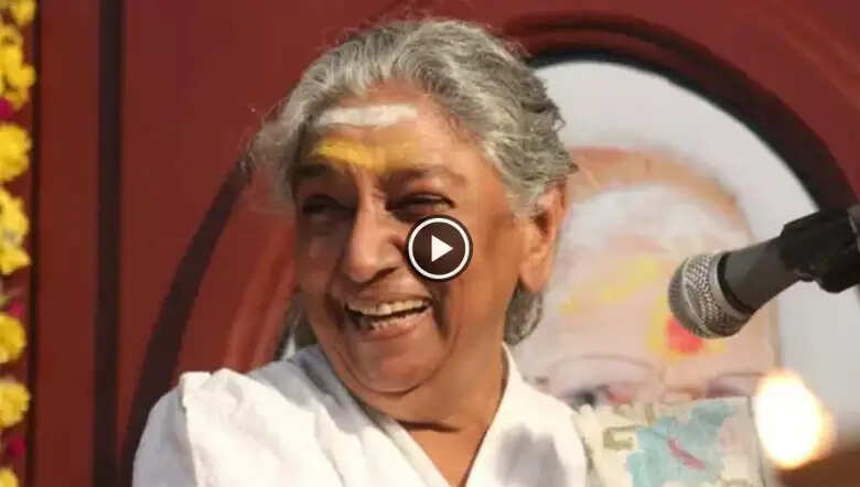 இசை உலகில் நீங்காத் துயரம்... புகழ்பெற்ற பின்னணி பாடகி எஸ். ஜானகி காலமானார்!