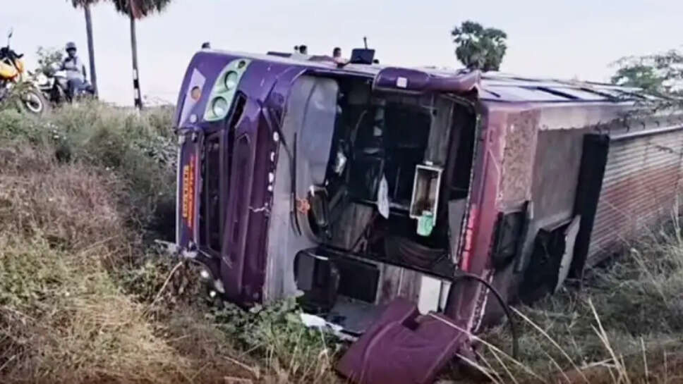 கவிழ்ந்த பேருந்து
