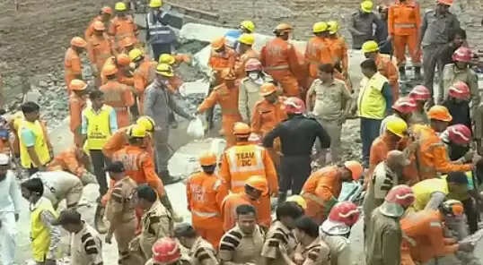 பகீர் சிசிடிவி காட்சிகள்... தலைநகரில் 4 மாடி கட்டிடம் சரிந்து விழுந்து 4 பேர் பலி... 14 பேர் படுகாயங்களுடன் மீட்பு