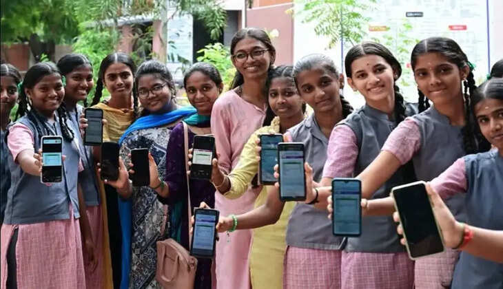 தேர்வுமுடிவுகள் பொதுத்தேர்வு தேர்வு மாணவிகள் செல்போன்