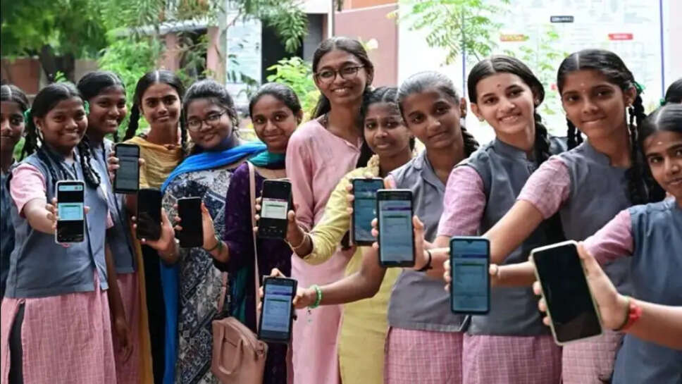 தேர்வுமுடிவுகள் பொதுத்தேர்வு தேர்வு மாணவிகள் செல்போன்