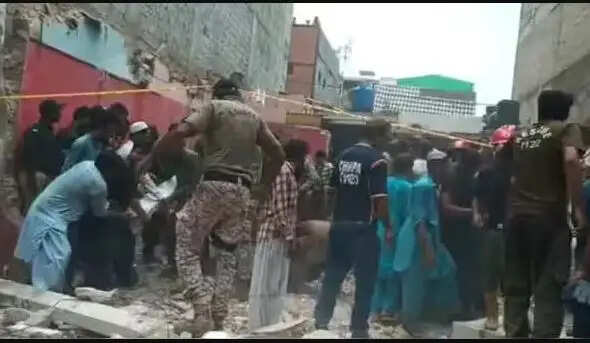 சிலிண்டர் வெடித்து கராட்சி குடியிருப்பு